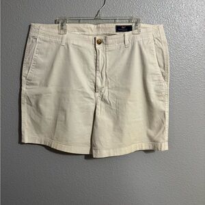 Tan/white Vineyard vines shorts